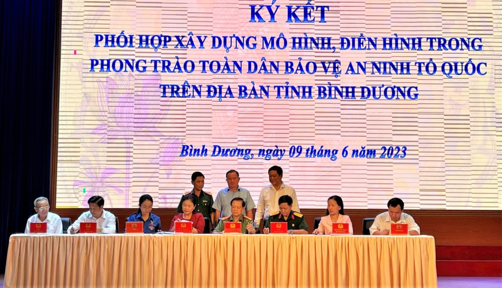 Công an tỉnh, Ủy ban MTTQ Việt Nam tỉnh và các tổ chức thành viên đã ký kết phối hợp xây dựng mô hình, điển hình phong trào TDBVANTQ.