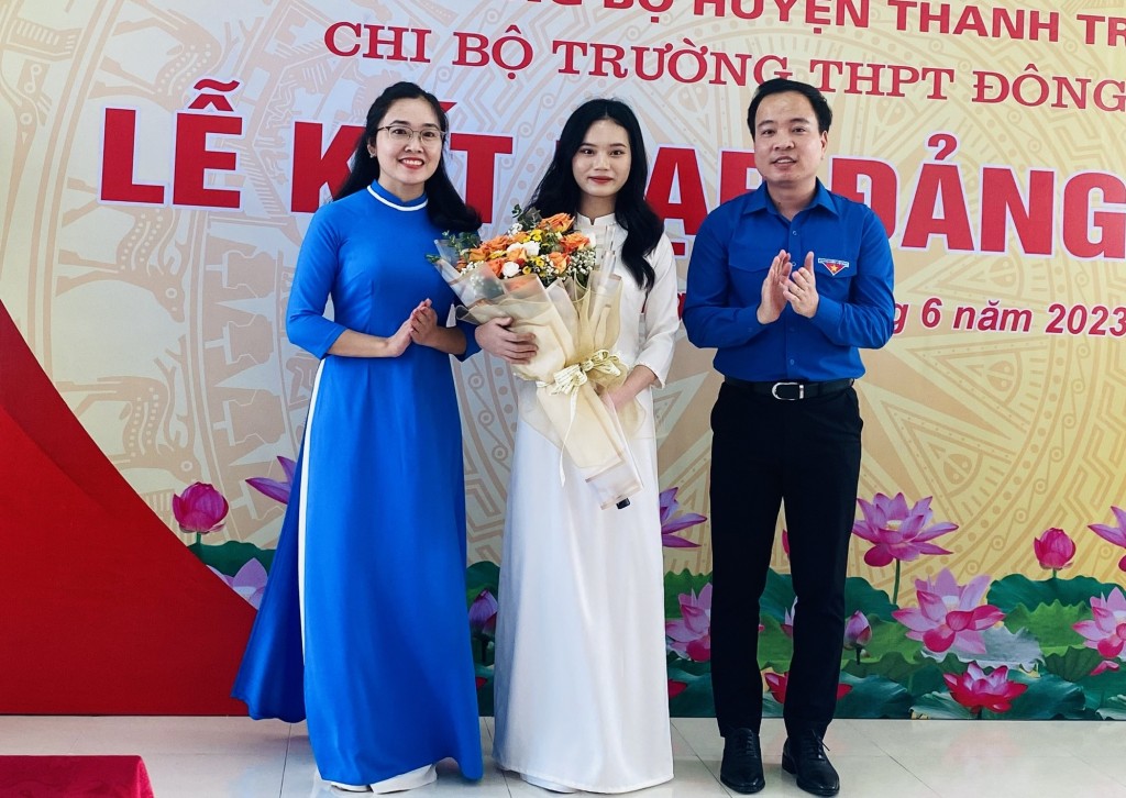 Đại diện Đoàn Thanh niên thành phố Hà Nội và Huyện đoàn Thanh Trì tặng hoa chúc mừng tân đảng viên