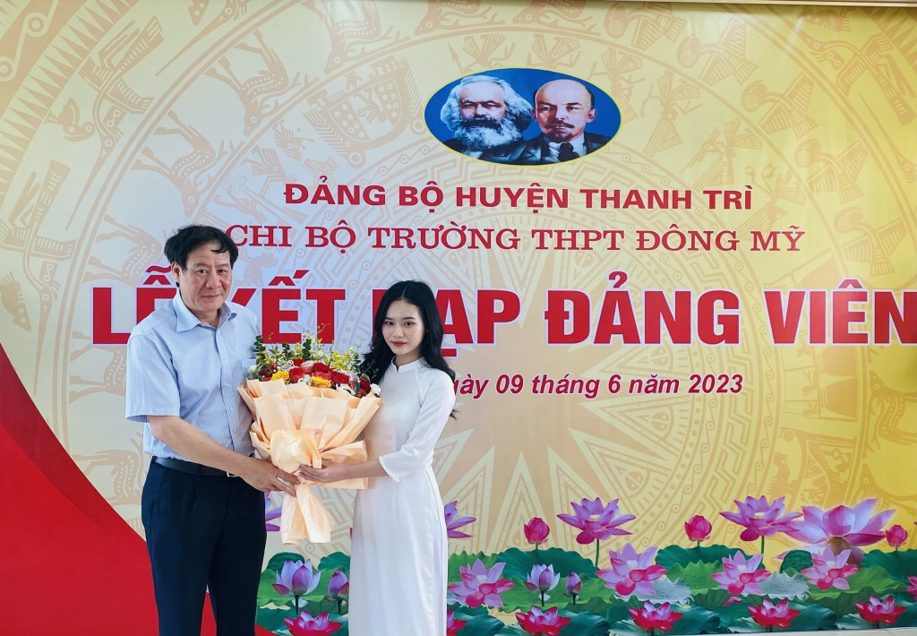 Đồng chí Lê Tiến Nhật tặng hoa chúc mừng