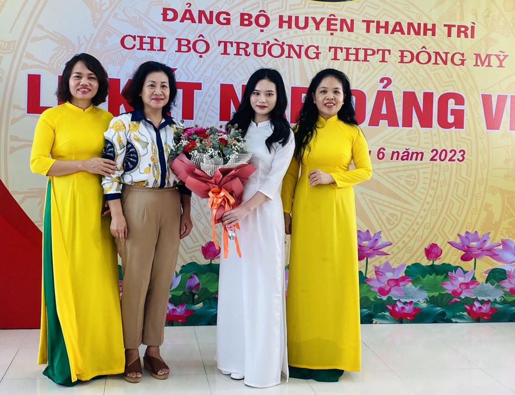 Đại diện Công đoàn ngành Giáo dục và Đào tạo thành phố, Ban Giám hiệu trường THPT Đông Mỹ tặng hoa chúc mừng tân đảng viên