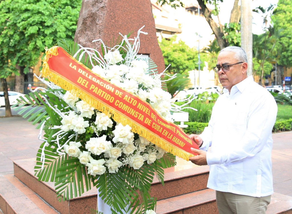 Đoàn đại biểu cấp cao Thành ủy La Habana đặt hoa tưởng niệm Anh hùng dân tộc Cuba José Martí