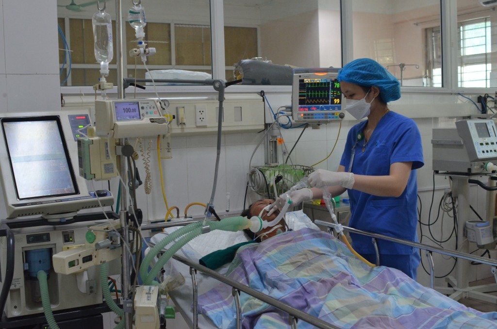 Hai bệnh nhân ngộ độc so biển nặng được chăm sóc hồi sức tích cực tại Bệnh viện Bãi Cháy.