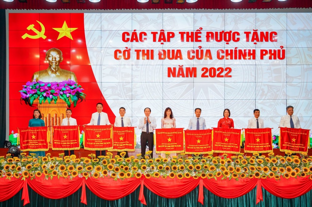 Đồng chí Lê Tiến Châu, Bí thư Thành ủy trao Cờ thi đua của Chính phủ cho 9 tập thể.