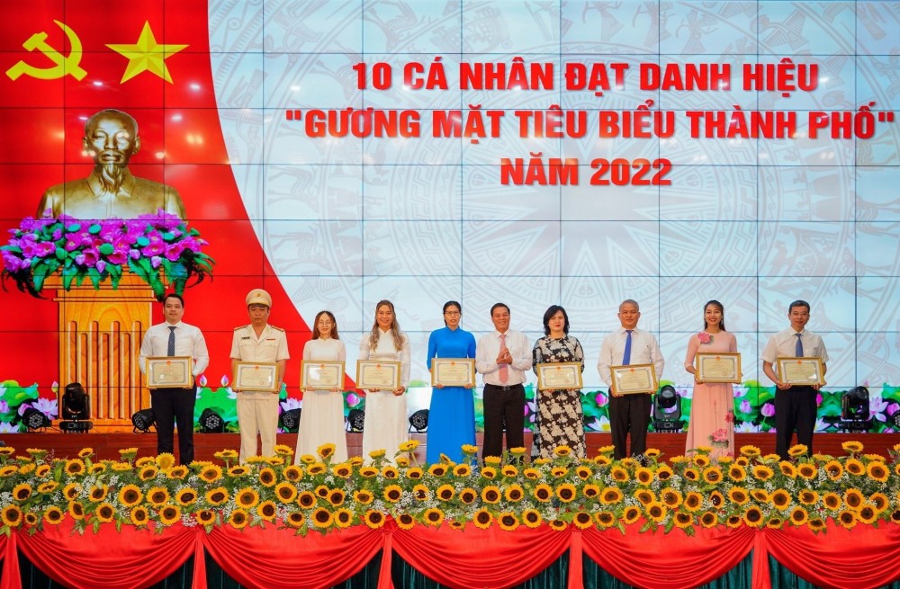 Đồng chí Nguyễn Văn Tùng, Chủ tịch UBND thành phố tặng danh hiệu “gương mặt tiêu biểu” thành phố Hải Phòng năm 2022 cho các cá nhân.