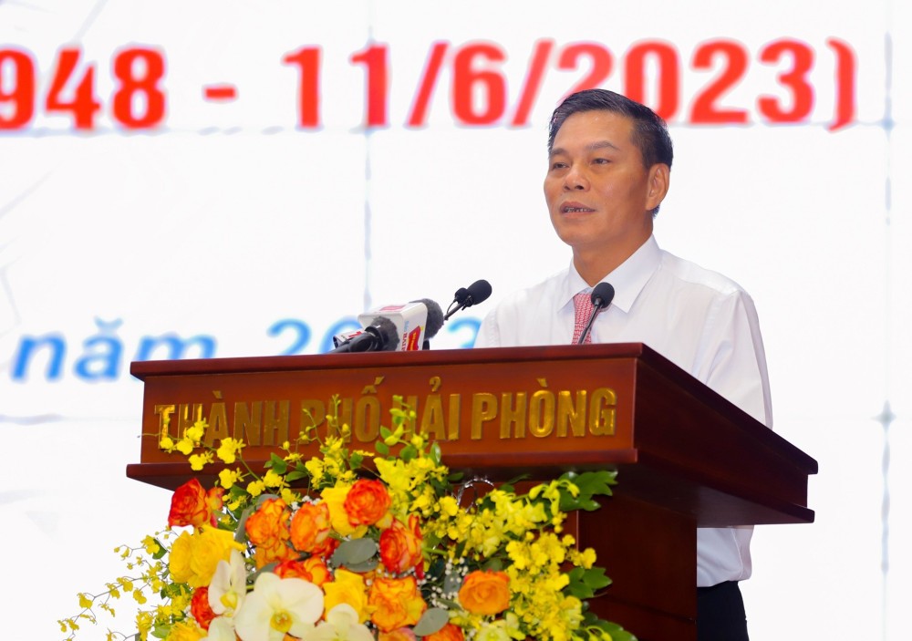 Đồng chí Nguyễn Văn Tùng, Chủ tịch UBND thành phố, Chủ tịch Hội đồng Thi đua-Khen thưởng thành phố phát động phong trào thi đua.