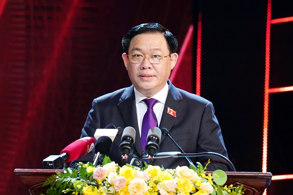 Chủ tịch Quốc hội Vương Đình Huệ phát biểu tại Lễ tổng kết và trao Giải Diên Hồng lần thứ nhất. 