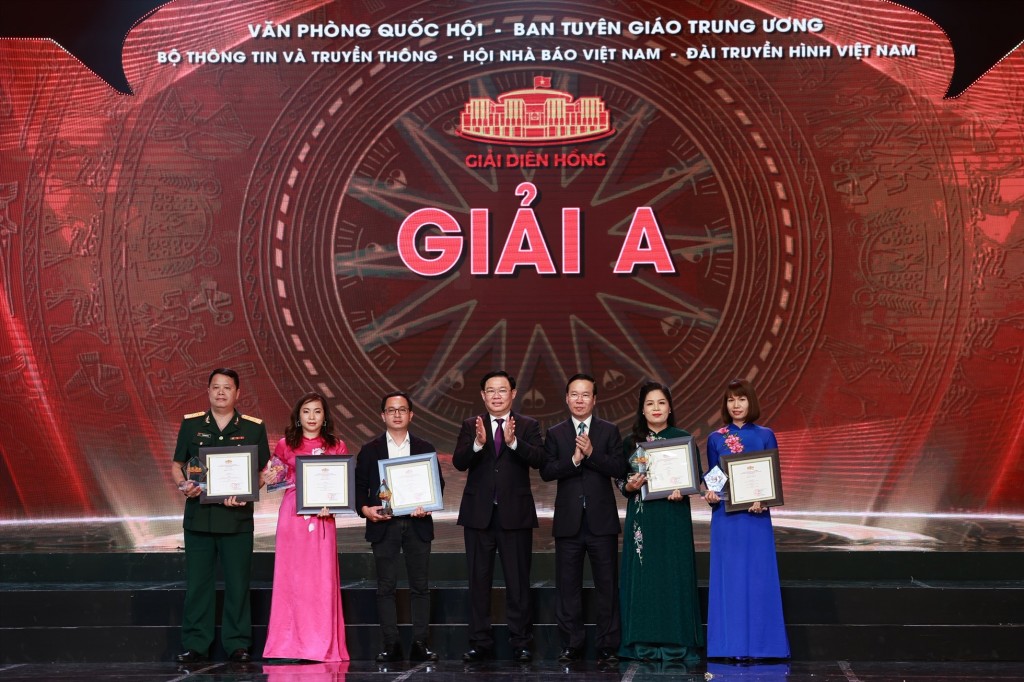 Chủ tịch nước Võ Văn Thưởng và Chủ tịch Quốc hội Vương Đình Huệ trao giải cho tác giả, nhóm tác giả đoạt giải A.