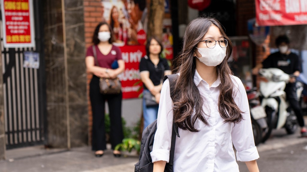 Thí sinh Hà Nội hồi hộp bước vào môn thi đầu tiên