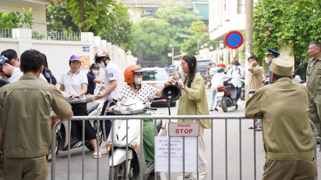 Tại điểm thi THPT Kim Liên (quận Đống Đa) phụ huynh sẽ gửi xe cách xa khu vực thi để đảm bảo an toàn cho kỳ thi