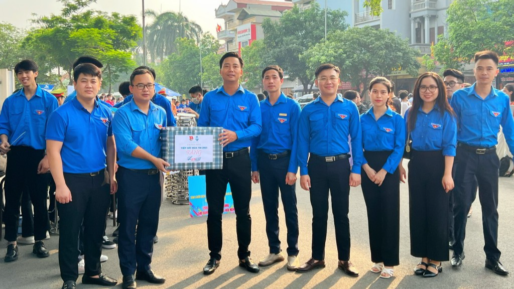 Phó Bí thư Thường trực Thành đoàn Hà Nội Nguyễn Đức Tiến tặng quà động viên các tình nguyện viên tại điểm thi trường THPT Cao Bá Quát 