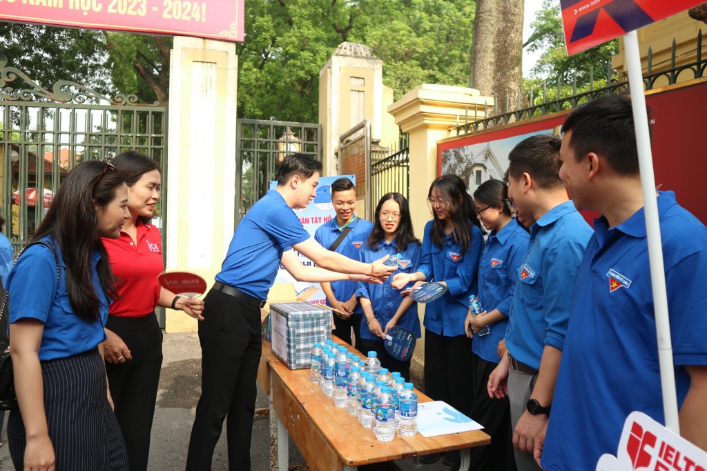 Đồng chí Đào Đức Việt thăm hỏi, động viên lực lượng tình nguyện tiếp sức mùa thi