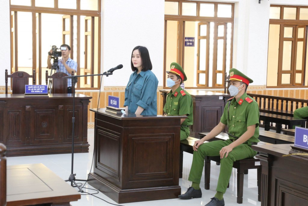 Bị cáo Tina Dương tại phiên xử chiều ngày 9/6 (Nguồn: Báo Bình Thuận)