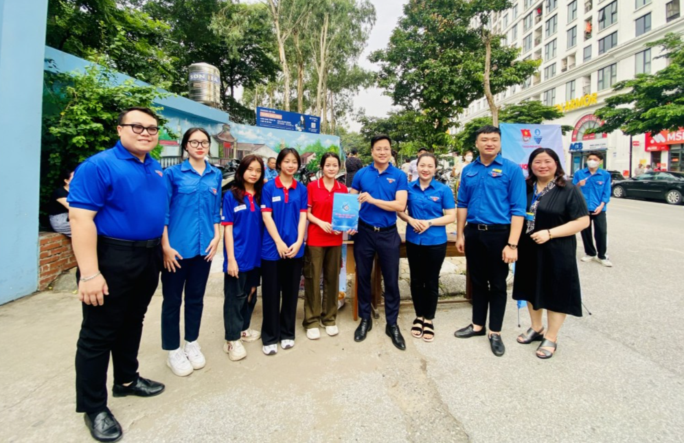 Đội hình tình nguyện tại trường THPT Nguyễn Trải gồm đoàn viên thanh niên của trường, phường Đội Cấn và phường Giảng Võ