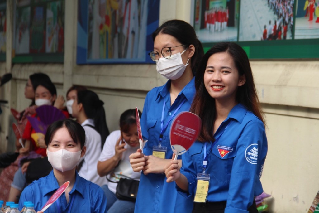 Đoàn viên thanh niên phường Dịch Vọng Hậu tham gia tình nguyện tại điểm thi trường THCS Dịch Vọng Hậu