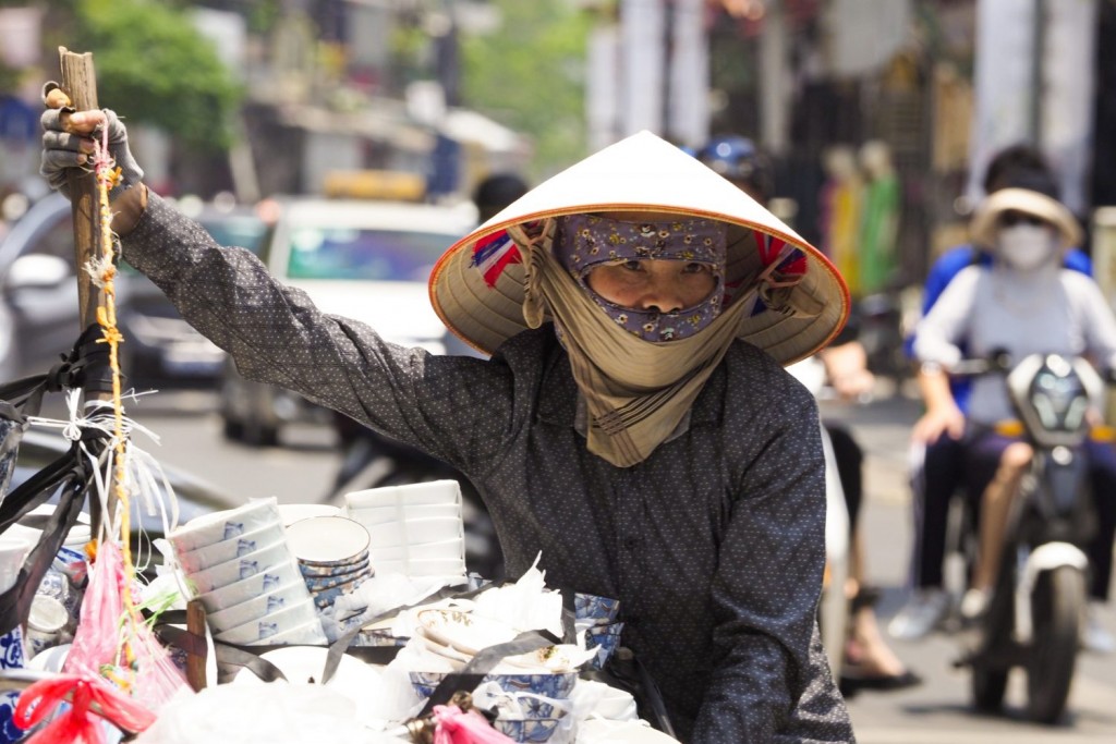 Sử dụng khăn, áo chống nắng mũ, nón… để có thể giảm thiểu tối đa tác động của nắng nóng