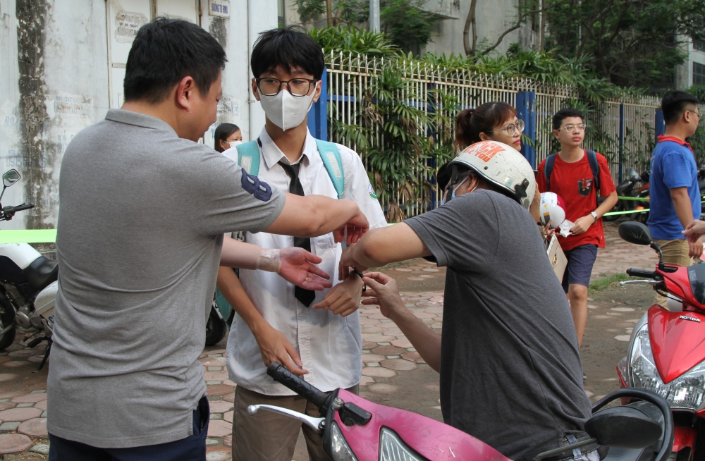 Môn thi đầu tiên, các thí sinh Hà Nội đến điểm thi an toàn
