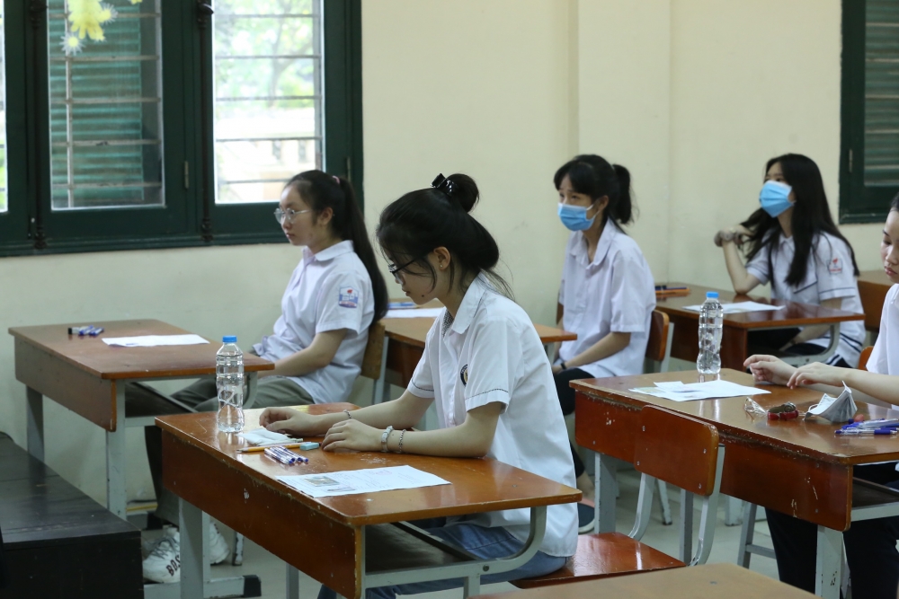 Môn thi đầu tiên, các thí sinh Hà Nội đến điểm thi an toàn
