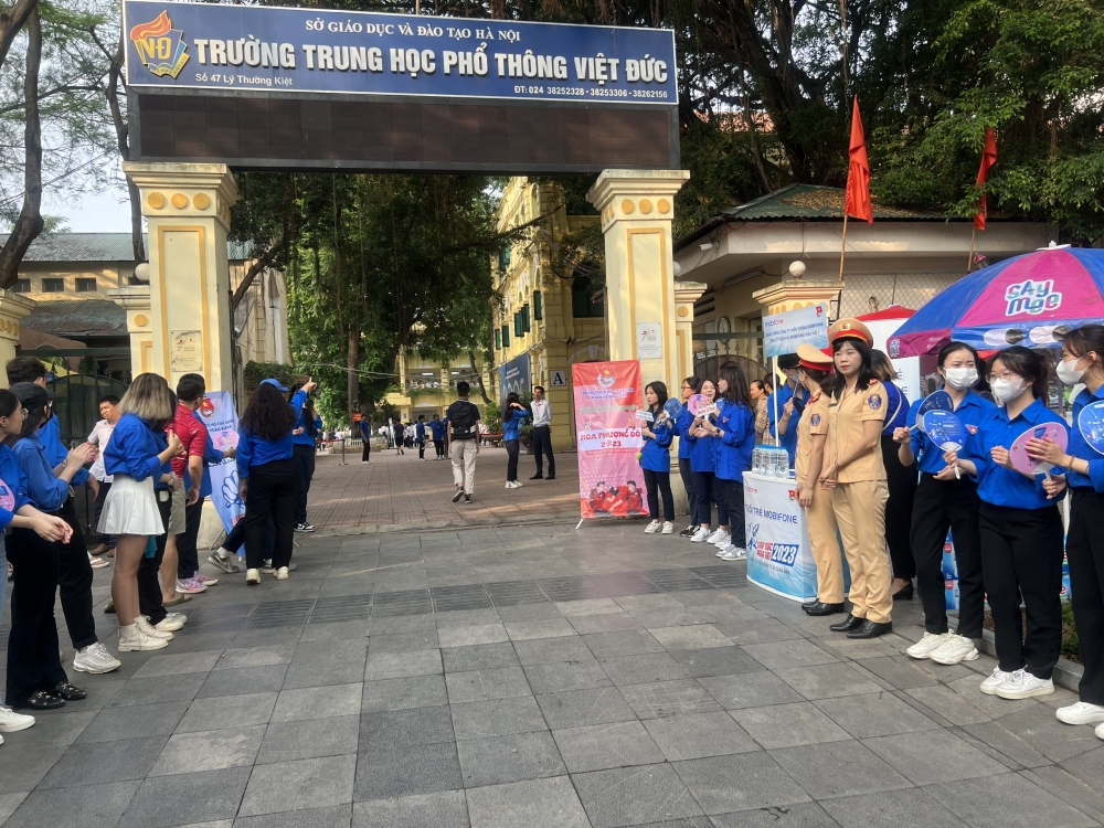Môn thi đầu tiên, các thí sinh Hà Nội đến điểm thi an toàn