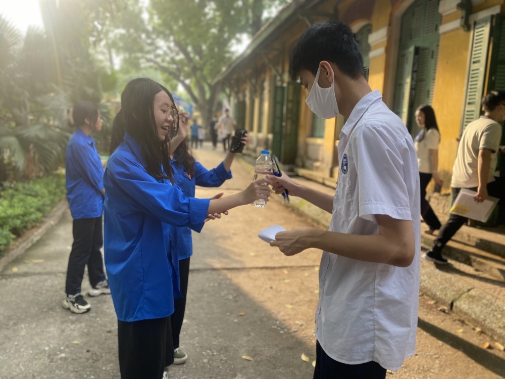 Môn thi đầu tiên, các thí sinh Hà Nội đến điểm thi an toàn
