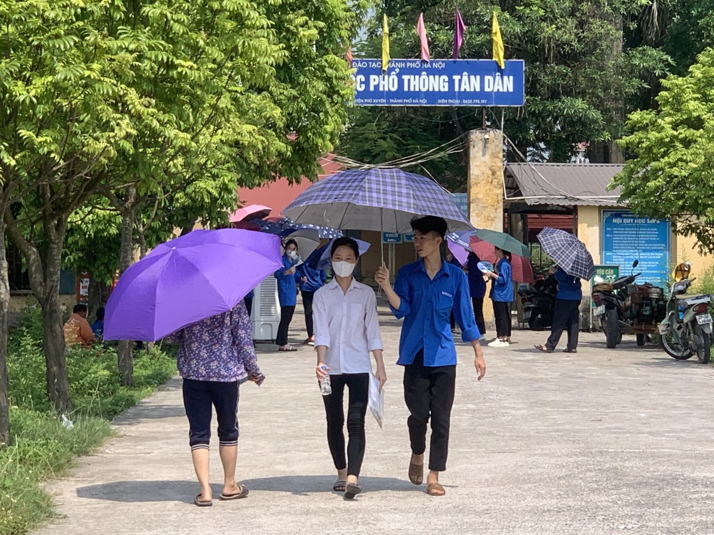 Thí sinh đầu tiên tại điểm thi trường THPT Tân Dân (Phú Xuyên) bước ra khỏi phòng thi