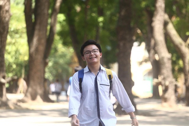 Thí sinh cười tươi rói bước ra khỏi phòng thi