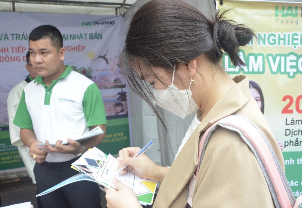 Không chỉ sinh viên năm cuối, các bạn sinh viên đang học cũng có cơ hội tiếp cận với các nhà tuyển dụng đối với ngành học đang được đào tạo (Ảnh Đ.Minh)