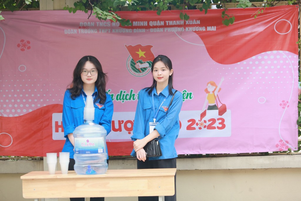 Đặc biệt, hình ảnh các nữ sinh viên tình nguyện xinh đẹp với nụ cười tươi rói trên môi luôn động viên tinh thần các sĩ tử làm không ít bậc phụ huynh cảm động