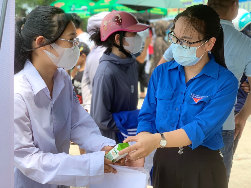 Dưới cái nắng nóng oi bức của tiết trời Hà Nội, các nữ tình nguyện viên vẫn luôn hết mình đứng tiếp nước, sữa, khăn ướt cho các thí sinh trước cổng trường