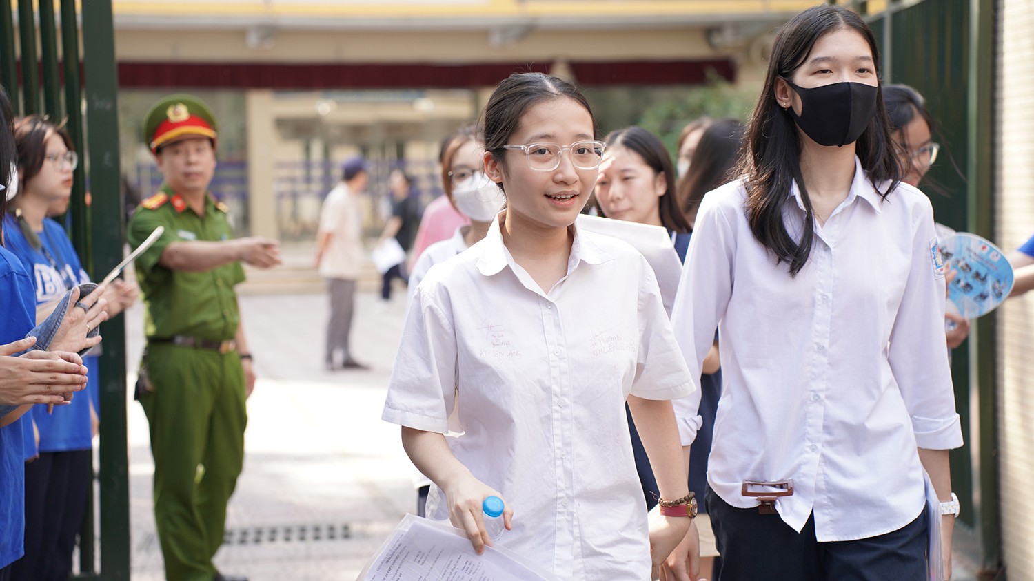 Phần lớn thí sinh đều vui vẻ khi bước ra khỏi điểm thi Phần lớn thí sinh đều vui vẻ khi bước ra khỏi điểm thi