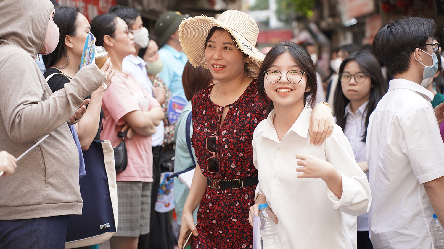 Niềm vui khi làm tốt bài thi của con cũng chính là niềm hạnh phúc của cha mẹ Niềm vui khi làm tốt bài thi của con cũng chính là niềm hạnh phúc của cha mẹ