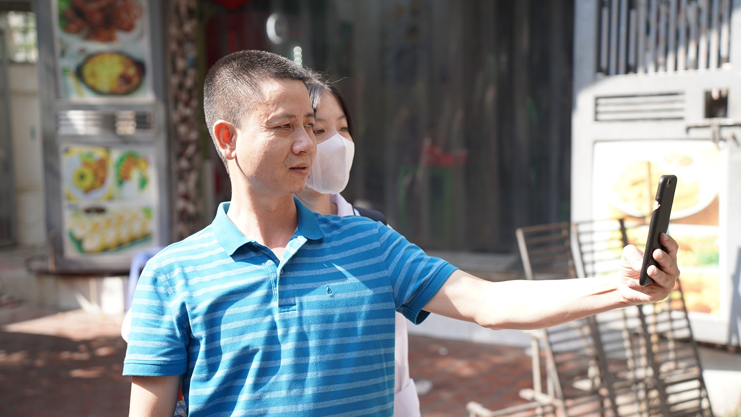 Hai cha con tranh thủ lưu lại kỷ niệm sau khi kết thúc ngày thi đầu tiên Hai cha con tranh thủ lưu lại kỷ niệm sau khi kết thúc ngày thi đầu tiên