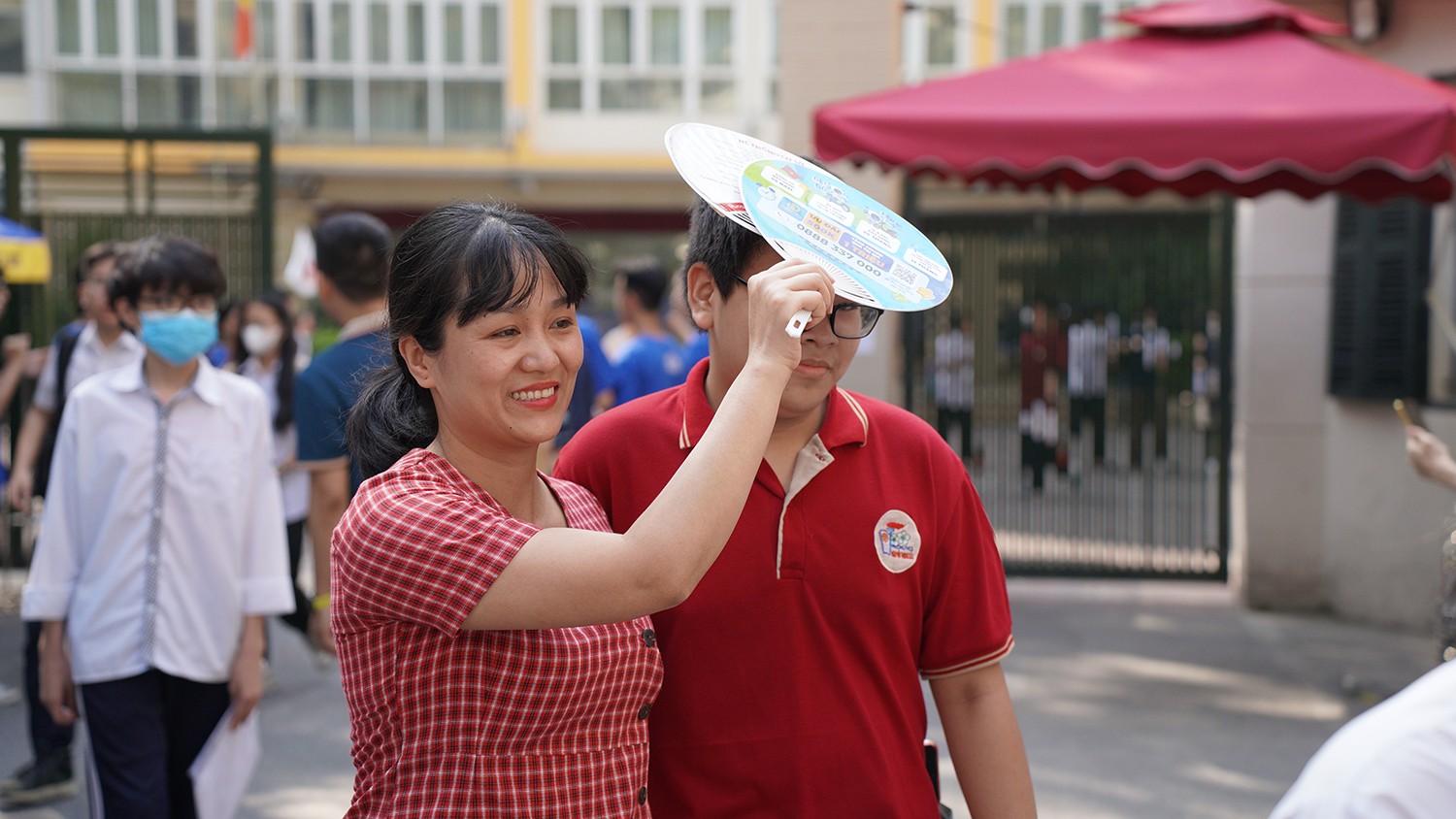 Mọi lo lắng như biến tan, thay vào đó là nụ cười trên môi của các bậc phụ huynh khi biết con làm bài tốt