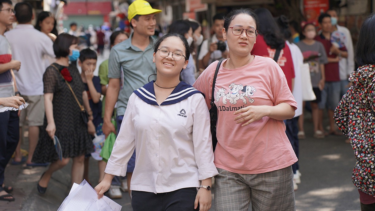 Môn tiếng Anh khiến nhiều thí sinh lo lắng nên khi kết thúc môn thi, những cái thở phào hạnh phúc xuất hiện Môn tiếng Anh khiến nhiều thí sinh lo lắng nên khi kết thúc môn thi, những cái thở phào hạnh phúc xuất hiện
