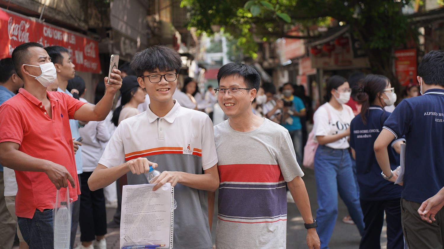 Hầu hết thí sinh tại điểm trường THPT Kim Liên (quận Đống Đa) đều vui vẻ, rạng rỡ với bài thi của mình Hầu hết thí sinh tại điểm trường THPT Kim Liên (quận Đống Đa) đều vui vẻ, rạng rỡ với bài thi của mình