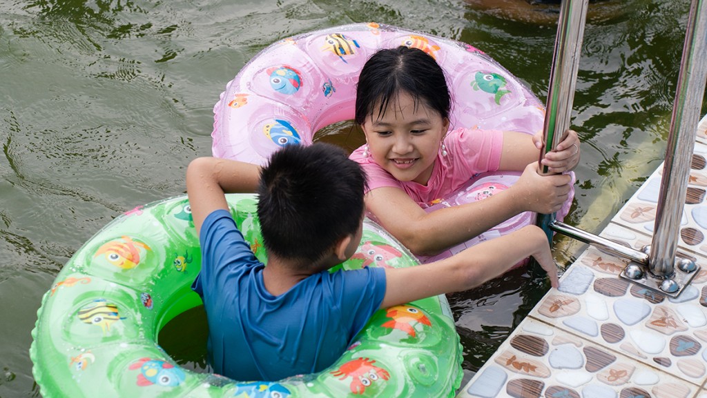 Ao bơi miễn phí gắn kết tình làng, nghĩa xóm