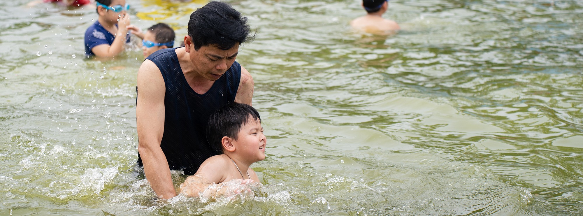 Ao bơi miễn phí gắn kết tình làng, nghĩa xóm