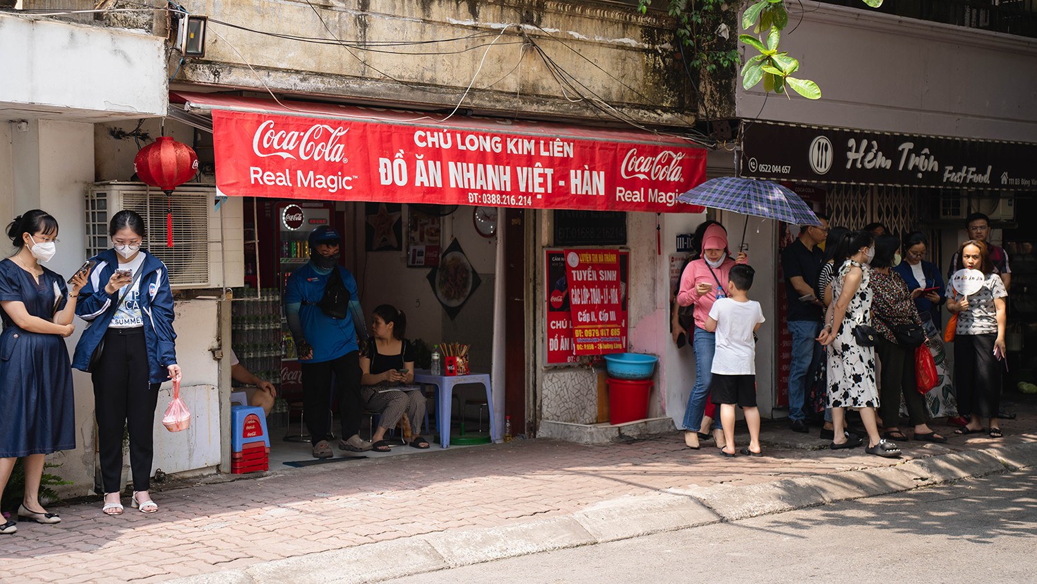 Phụ huynh Hà Nội đội nắng tiếp sức con thi vào lớp 10 Phụ huynh Hà Nội đội nắng tiếp sức con thi vào lớp 10