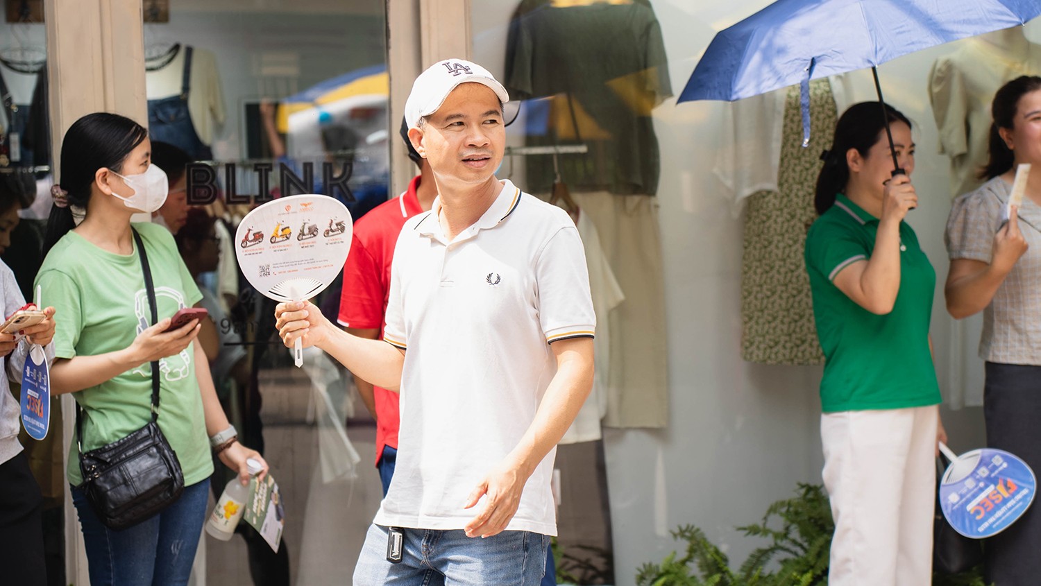 Anh Đặng Duy (Thanh Xuân, Hà Nội) cùng con dậy từ 5h sáng để tới điểm thi.