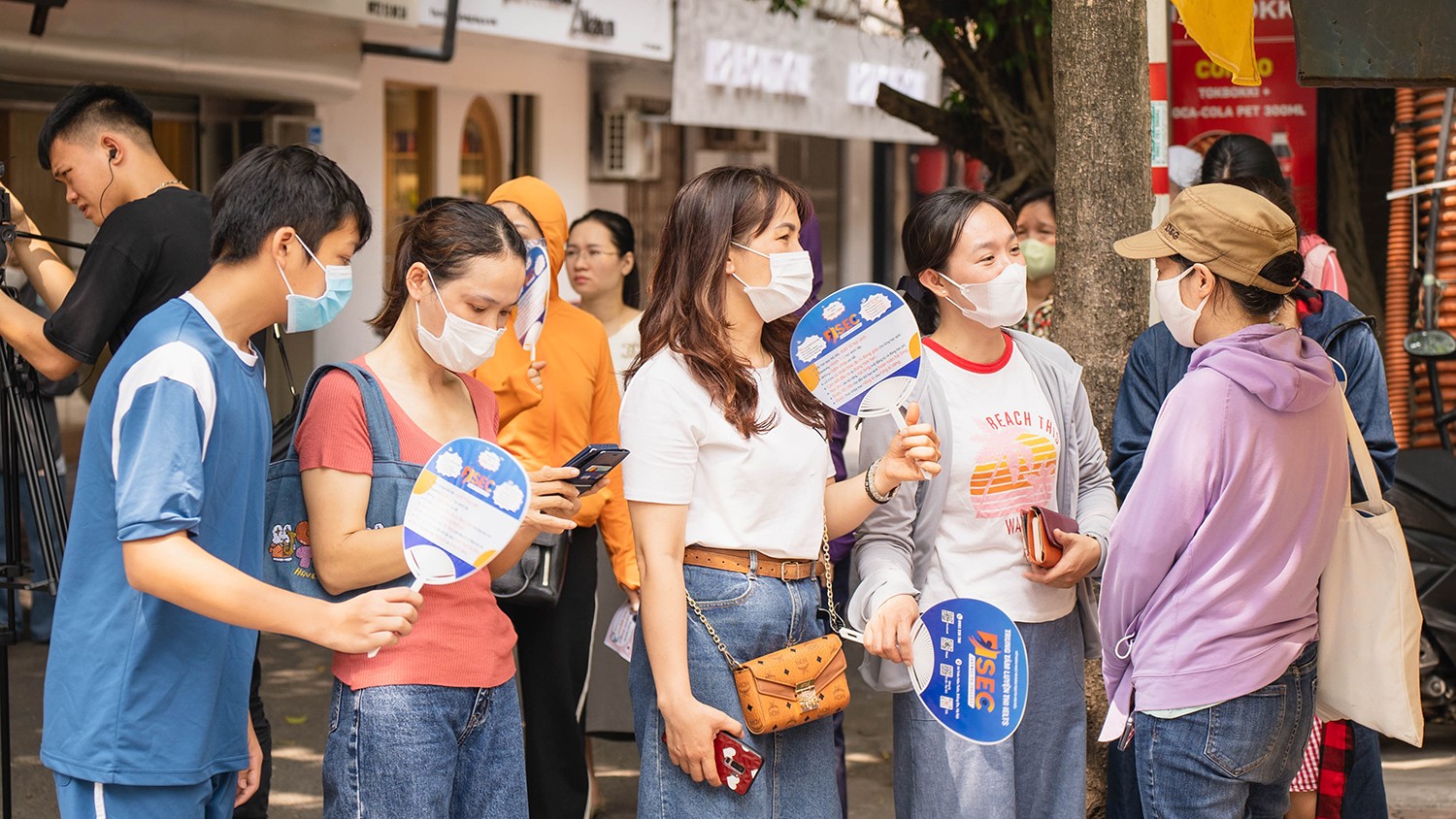 Phụ huynh Hà Nội đội nắng tiếp sức con thi vào lớp 10 Phụ huynh Hà Nội đội nắng tiếp sức con thi vào lớp 10