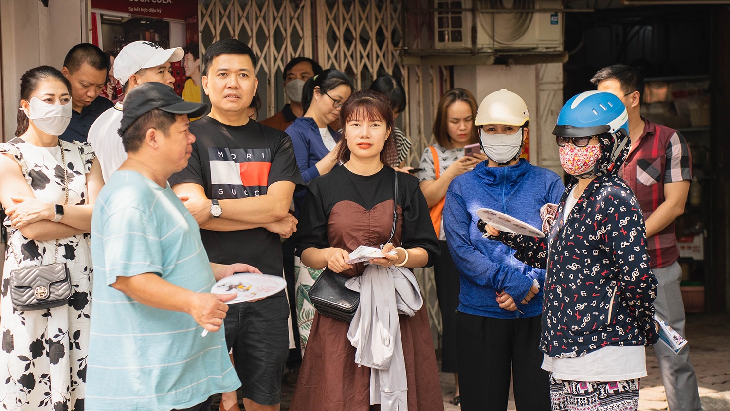 Phụ huynh Hà Nội đội nắng tiếp sức con thi vào lớp 10 Phụ huynh Hà Nội đội nắng tiếp sức con thi vào lớp 10