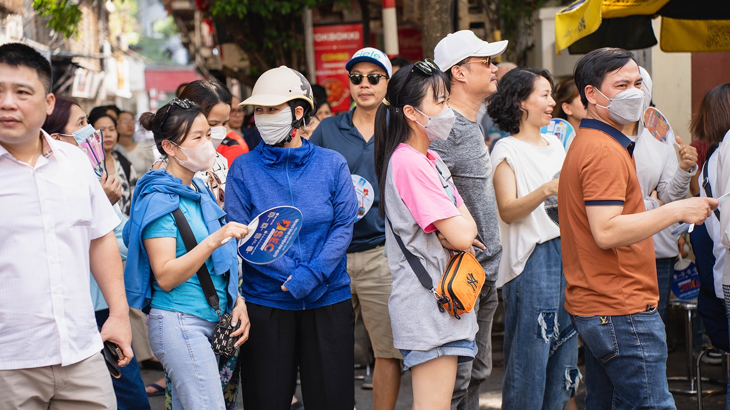 Phụ huynh Hà Nội đội nắng tiếp sức con thi vào lớp 10 Phụ huynh Hà Nội đội nắng tiếp sức con thi vào lớp 10