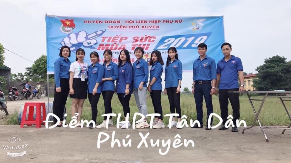 Lần đầu gặp mặt, màu áo xanh đã trở thành ông Tơ, bà Nguyệt kết nối Đình Tuệ (thứ 2 từ phải sang) và Thu Phương (thứ 4 từ trái sang) đến với nhau