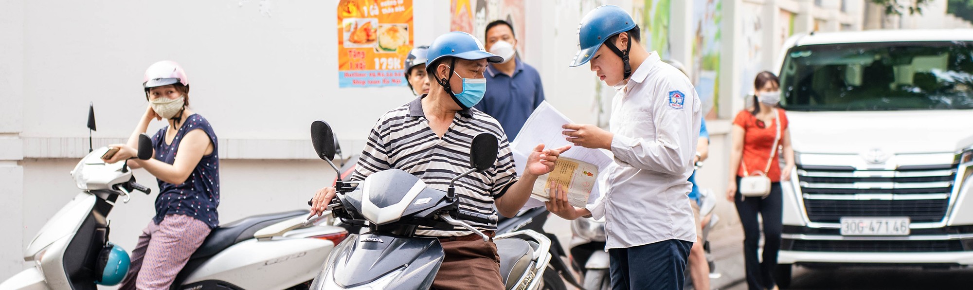 Sĩ tử tự tin, phụ huynh luôn đồng hành cùng con thi vào lớp 10