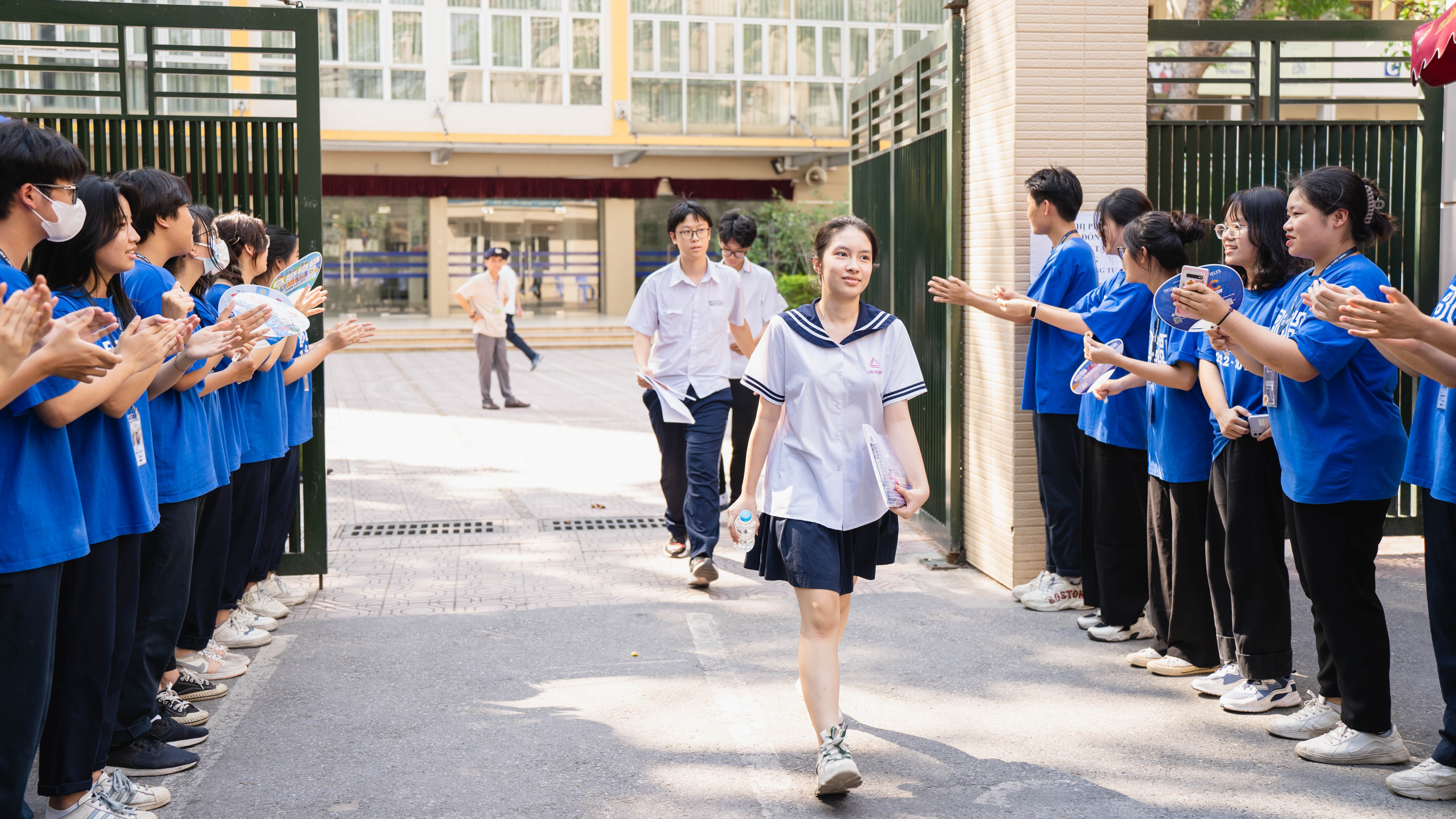 Sĩ tử tự tin, phụ huynh luôn đồng hành cùng con thi vào lớp 10