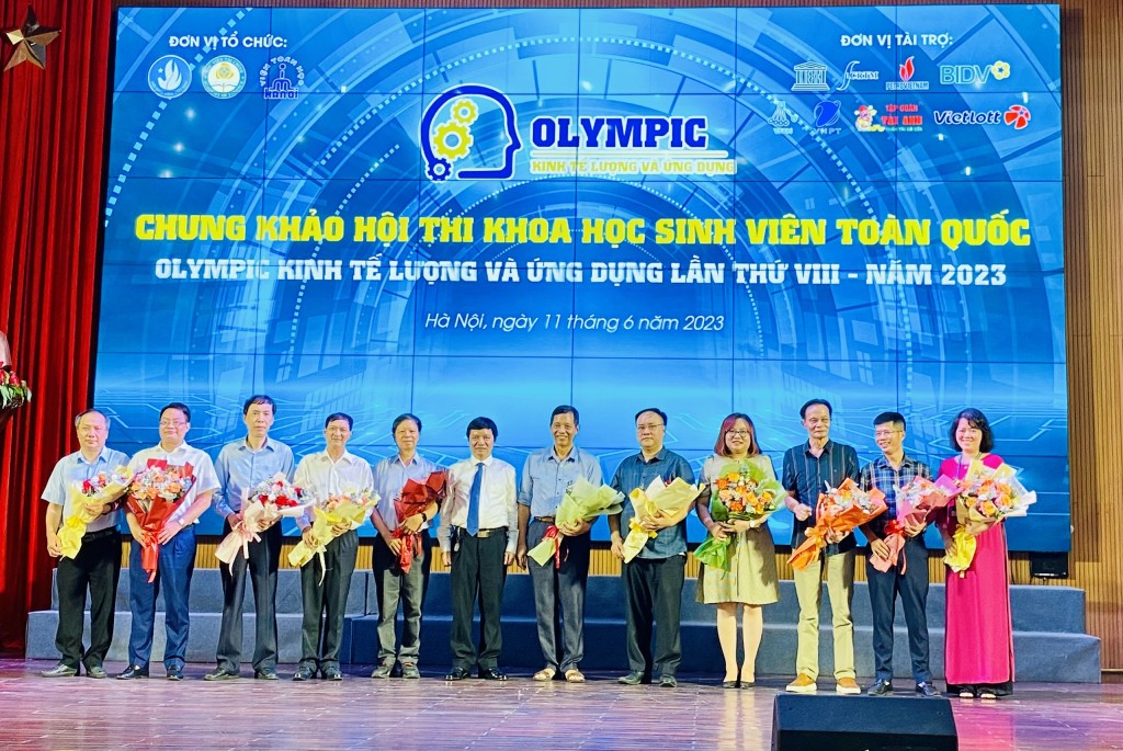 PGS.TS Nguyễn Mạnh Thiều, Phó Giám đốc Học viện Tài chính tặng hoa Ban Giám khảo