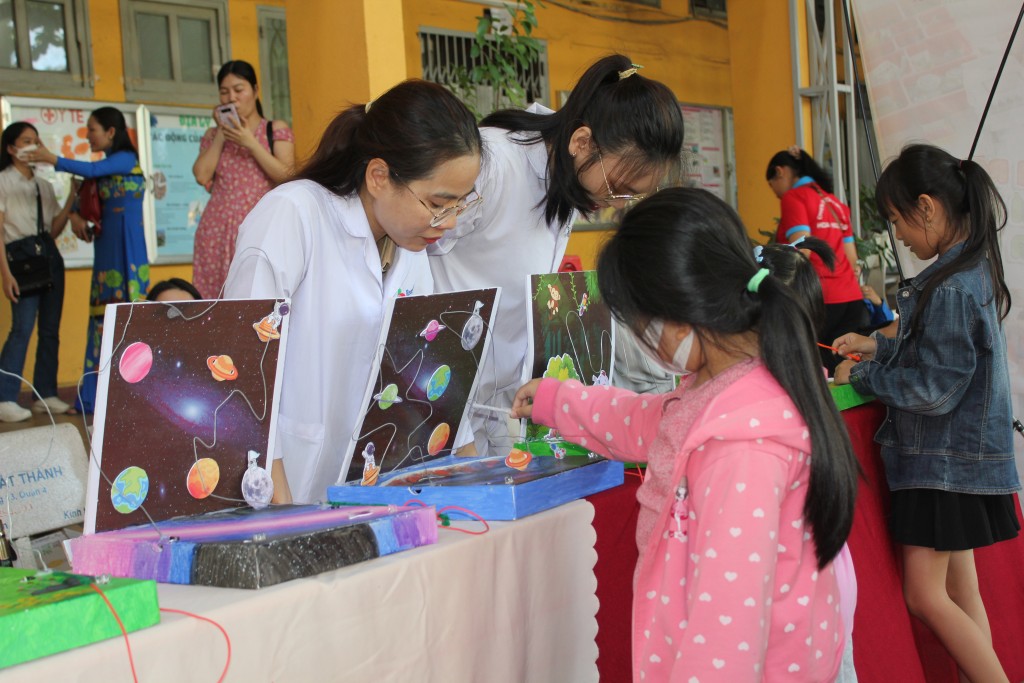 Các em thiếu nhi thích thú tham gia khu vực trò chơi tại trường THPT Tenlơman Các em thiếu nhi thích thú tham gia khu vực trò chơi tại trường THPT Tenlơman