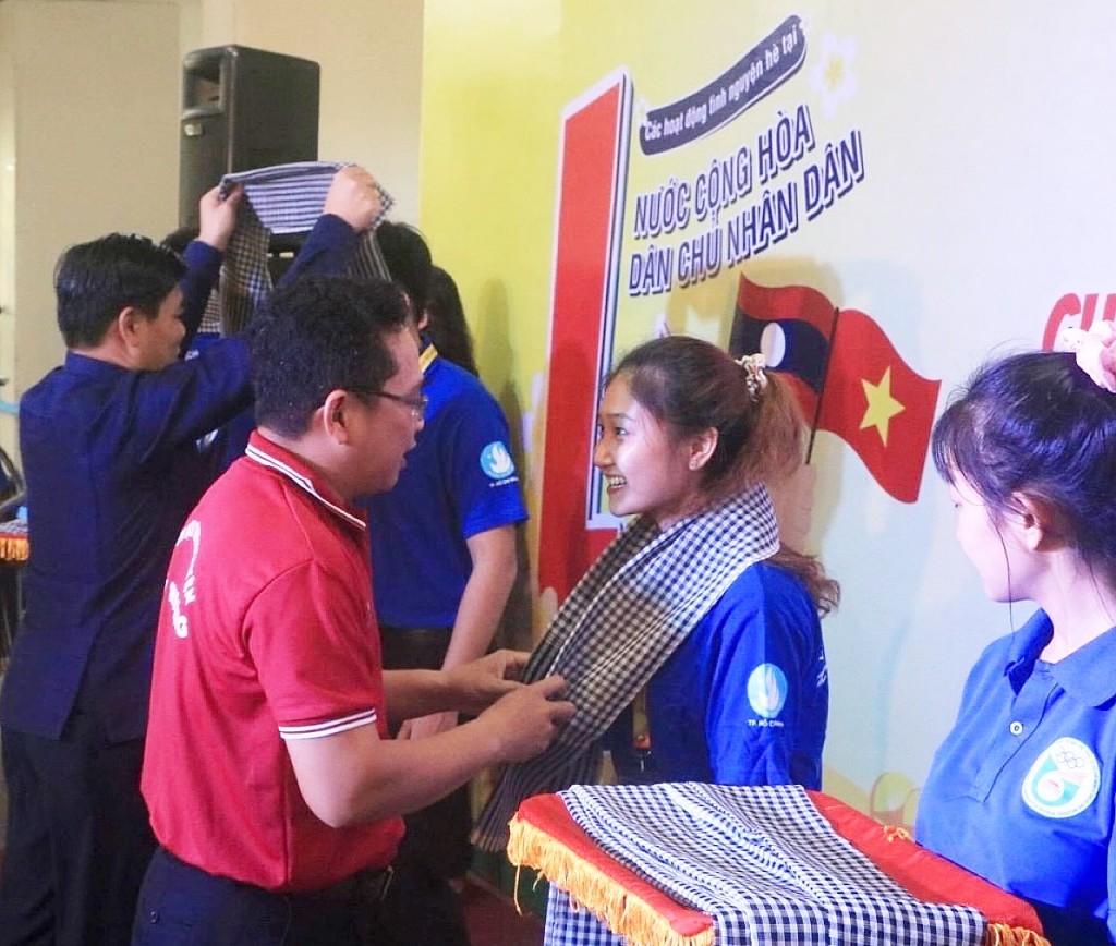 Đồng chí Phạm Minh Tuấn thực hiện nghi thức trao khăn rằn cho các chiến sĩ tham gia các hoạt động tình nguyện tại nước CHDCND Lào năm 2023 Đồng chí Phạm Minh Tuấn thực hiện nghi thức trao khăn rằn cho các chiến sĩ tham gia các hoạt động tình nguyện tại nước CHDCND Lào năm 2023