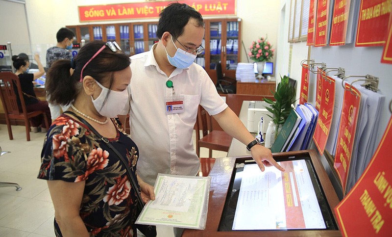 Bộ phận “một cửa” UBND phường Khương Đình (quận Thanh Xuân) được đầu tư trang thiết bị hiện đại phục vụ người dân thực hiện thủ tục hành chính. 