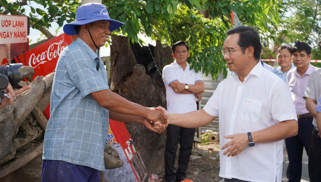 Ông Nguyễn Văn Được, Bí thư Tỉnh ủy, Chủ tịch HĐND tỉnh thăm hỏi, động viên hộ dân có nhà sạt lở