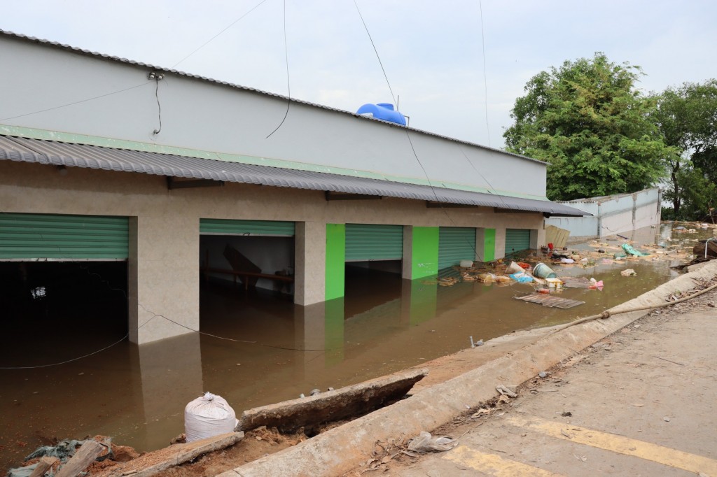 5 ki-ốt của 2 hộ dân tại ấp Lũy, xã Phước Lại (huyện cần Giuộc, tỉnh Long An) sụp xuống sông.